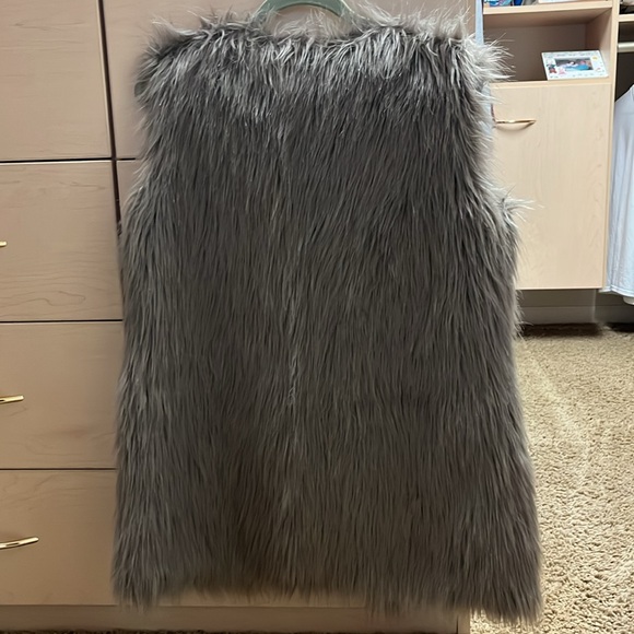 Theoria faux fur open front vest with animal print lining, size large -Gorgeous! - Picture 6 of 9